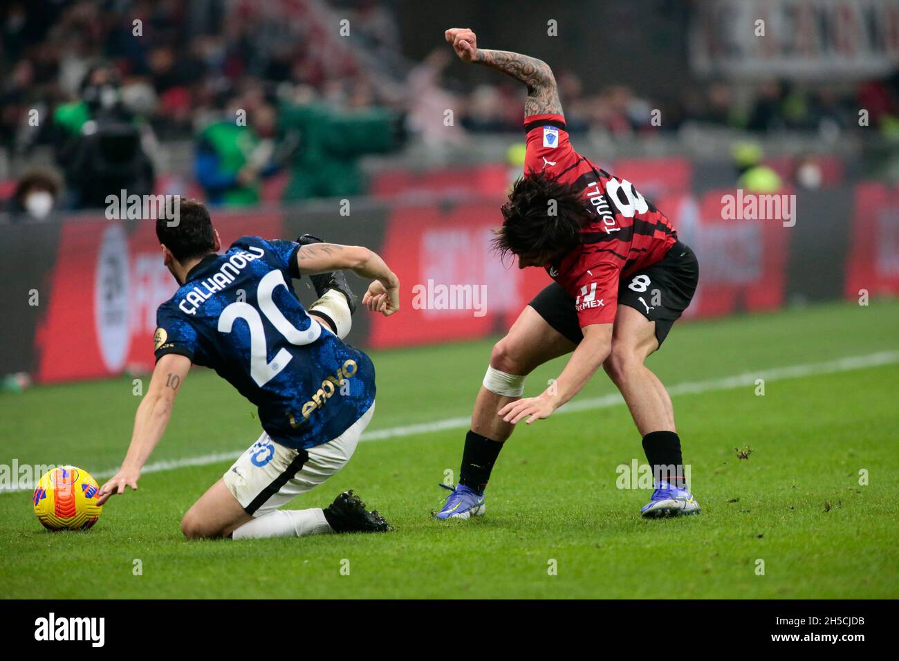 Milano, le 07 novembre 2021 Sandro Tonali (AC Milan) et Hakan Calhanoglu (FC Internazionale) pendant le Serie italien Un match de football entre AC Milan Banque D'Images