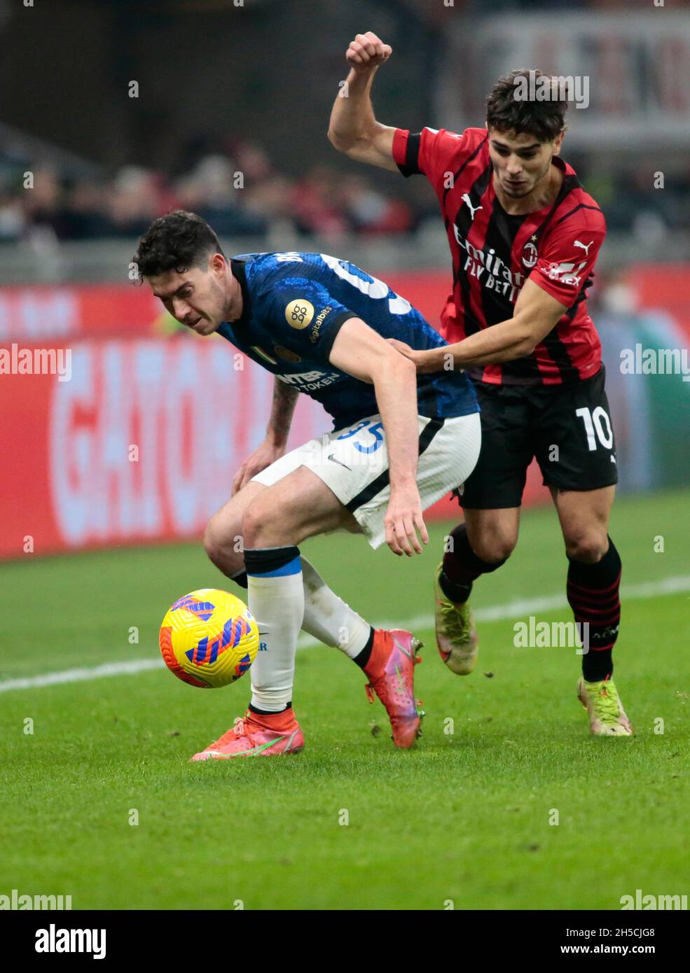 Milano, le 07 novembre 2021 Brahim Diaz (AC Milan) et Alessandro Bastoni (FC Internazionale) lors de la série italienne Un match de football entre AC Milan Banque D'Images