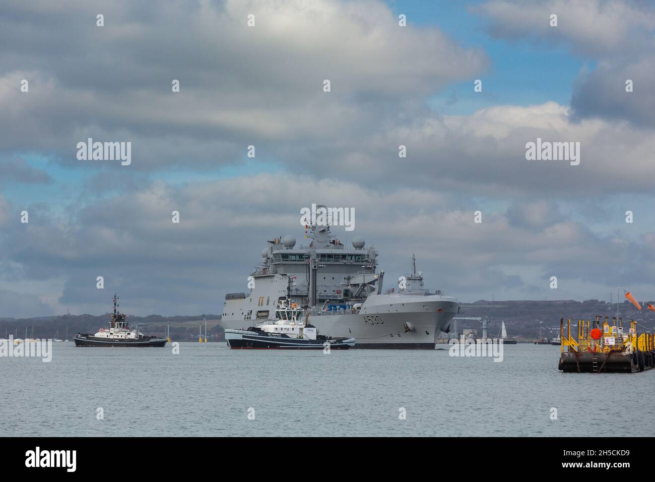 HNoMS Maud quitte le chantier naval de Portsmouth après les exercices de l'OTAN. Banque D'Images