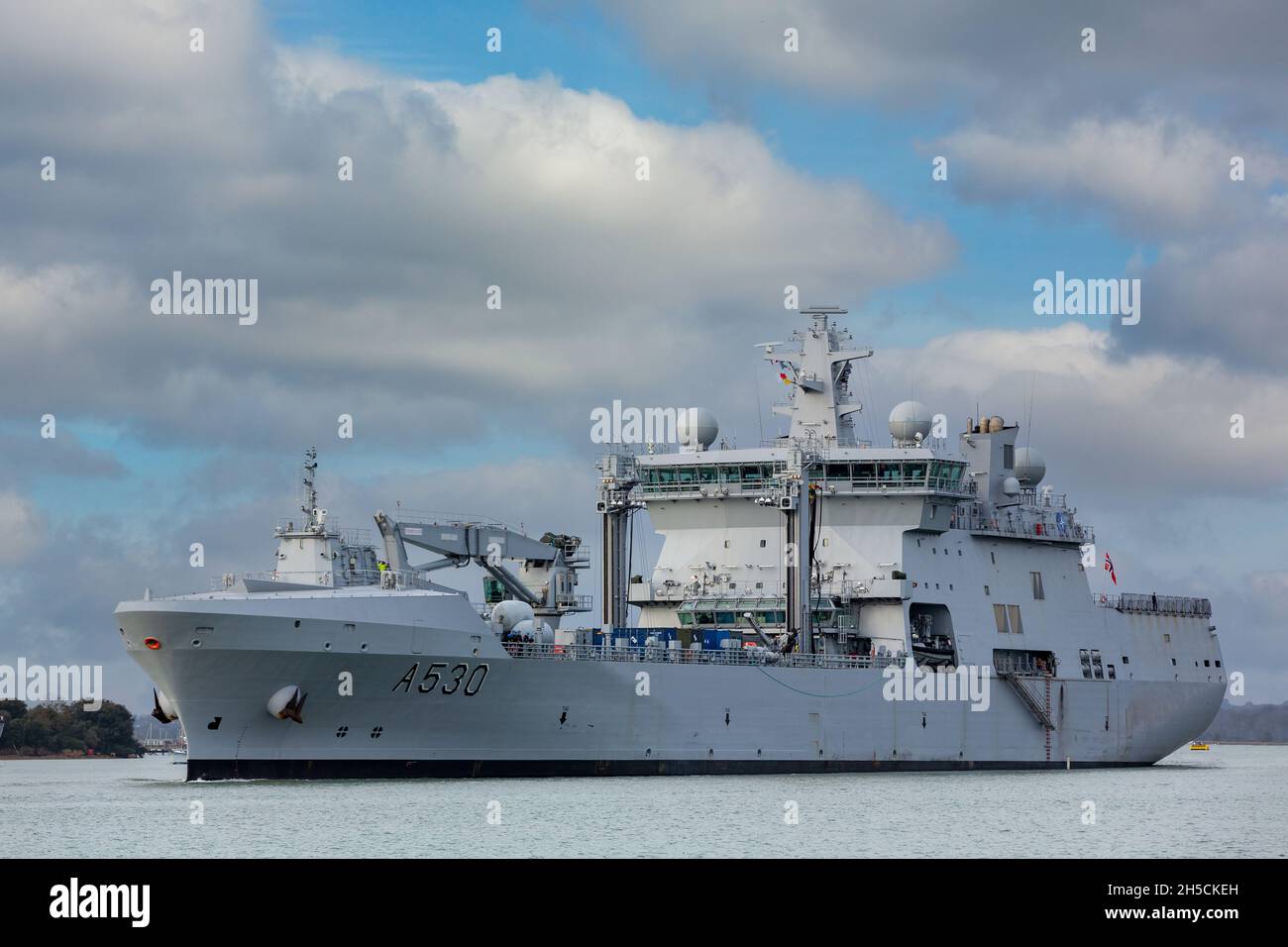 HNoMS Maud quitte le chantier naval de Portsmouth après les exercices de l'OTAN. Banque D'Images