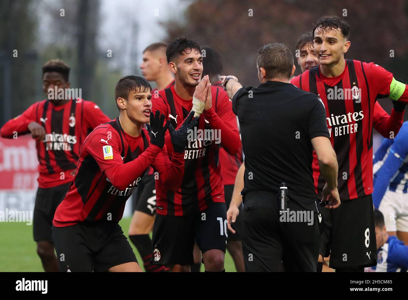 Milan, Italie, 3 novembre 2021.AC Milan joueurs l'arbitre Trustin Farrugia Cann de Malte après sa décision d'accorder au FC Porto une pénalité lors du match de la Ligue de la Jeunesse de l'UEFA au Centro Sportivo Vismara, Milan.Le crédit photo devrait se lire: Jonathan Moscrop / Sportimage Banque D'Images