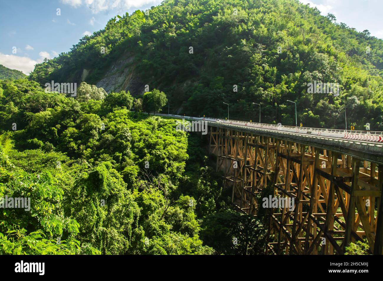 Image du pont Huai Tong (pont Phor Khun Pha Muang) sur le ciel, la montagne ou la vallée vue à Phetchaboon Thaïlande.C'est le pont le plus haut. Banque D'Images