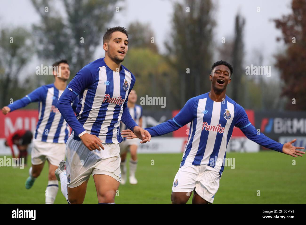 Milan, Italie, 3 novembre 2021.Diogo Abreu du FC Porto célèbre avec ses coéquipiers après avoir inscrit une deuxième pénalité d'alf pour donner à la partie une avance de 1-0 lors du match de la Ligue de la Jeunesse de l'UEFA au Centro Sportivo Vismara, à Milan.Le crédit photo devrait se lire: Jonathan Moscrop / Sportimage Banque D'Images