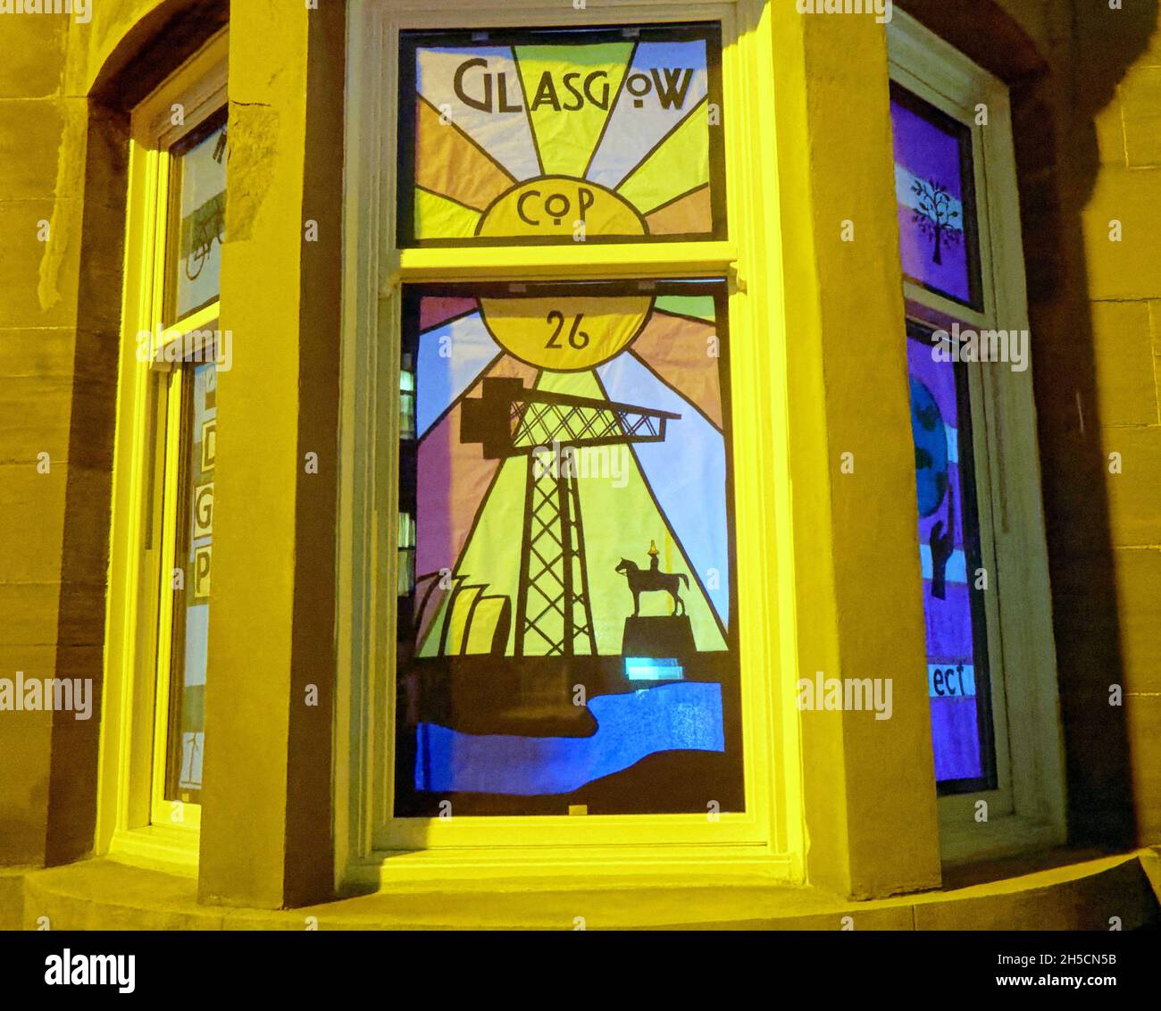 Glasgow, Écosse, Royaume-Uni 8 novembre 2021.La ville et ses monuments ont fait une apparition.les concepts du thème du changement climatique ont été le thème moteur dans la zone de champ de bataille de la ville qui se tient actuellement pendant la conférence de cop26 coïncidente en même temps.La Wanderland d'hiver est une célébration croissante qui se déroule par intermittence au cours de l'année dans des quartiers définis au Royaume-Uni avec un thème décidé localement qui se traduit par des fenêtres avant artistiquement décorées ".Crédit Gerard Ferry/Alay Live News Banque D'Images