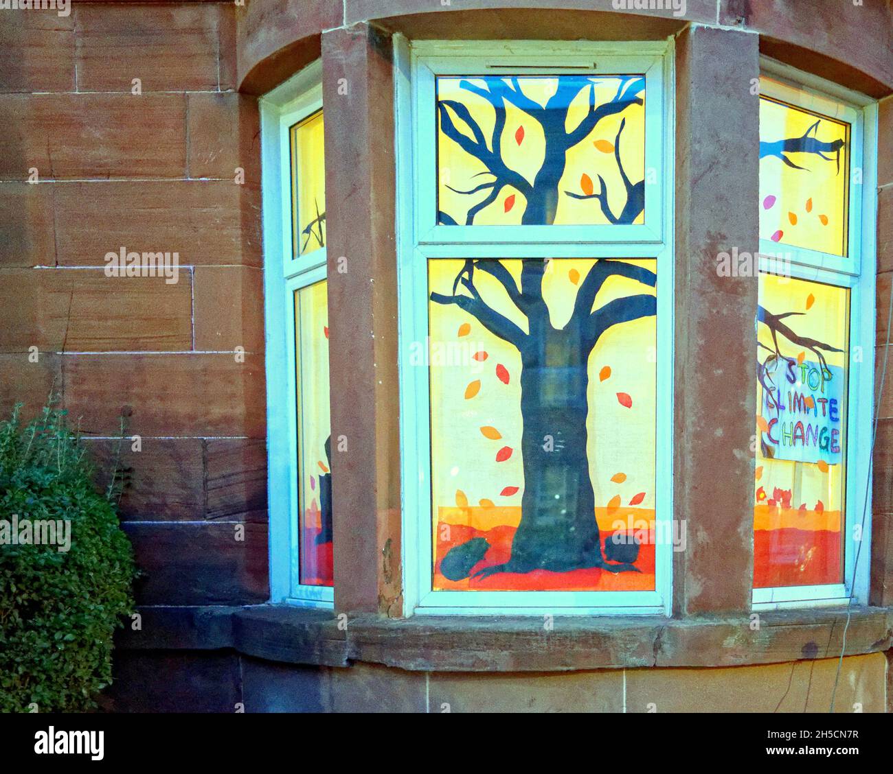 Glasgow, Écosse, Royaume-Uni 8 novembre 2021.Les concepts du thème du changement climatique ont été le thème moteur dans le champ de bataille de la ville qui se tient actuellement pendant la conférence cop26 coïncidente en même temps.La Wanderland d'hiver est une célébration croissante qui se déroule par intermittence au cours de l'année dans des quartiers définis au Royaume-Uni avec un thème décidé localement qui se traduit par des fenêtres avant artistiquement décorées « Covid-safe moyen de relier les gens, transformant les rues en galeries extérieures magiques ».Crédit Gerard Ferry/Alay Live News Banque D'Images