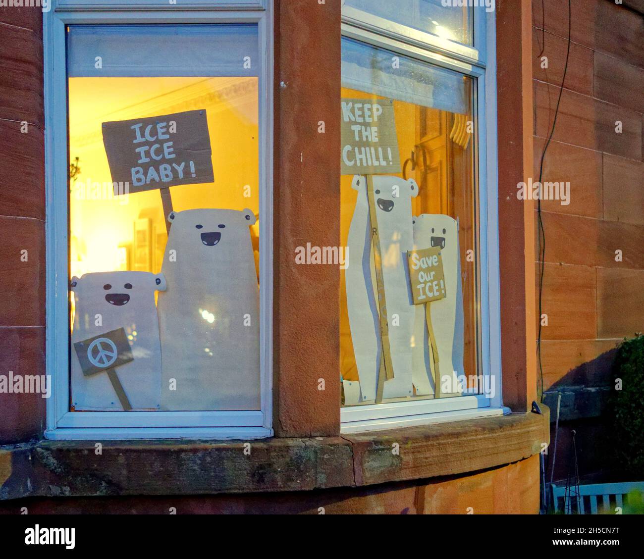 Glasgow, Écosse, Royaume-Uni 8 novembre 2021.Les concepts du thème du changement climatique ont été le thème moteur dans le champ de bataille de la ville qui se tient actuellement pendant la conférence cop26 coïncidente en même temps.La Wanderland d'hiver est une célébration croissante qui se déroule par intermittence au cours de l'année dans des quartiers définis au Royaume-Uni avec un thème décidé localement qui se traduit par des fenêtres avant artistiquement décorées « Covid-safe moyen de relier les gens, transformant les rues en galeries extérieures magiques ».Crédit Gerard Ferry/Alay Live News Banque D'Images