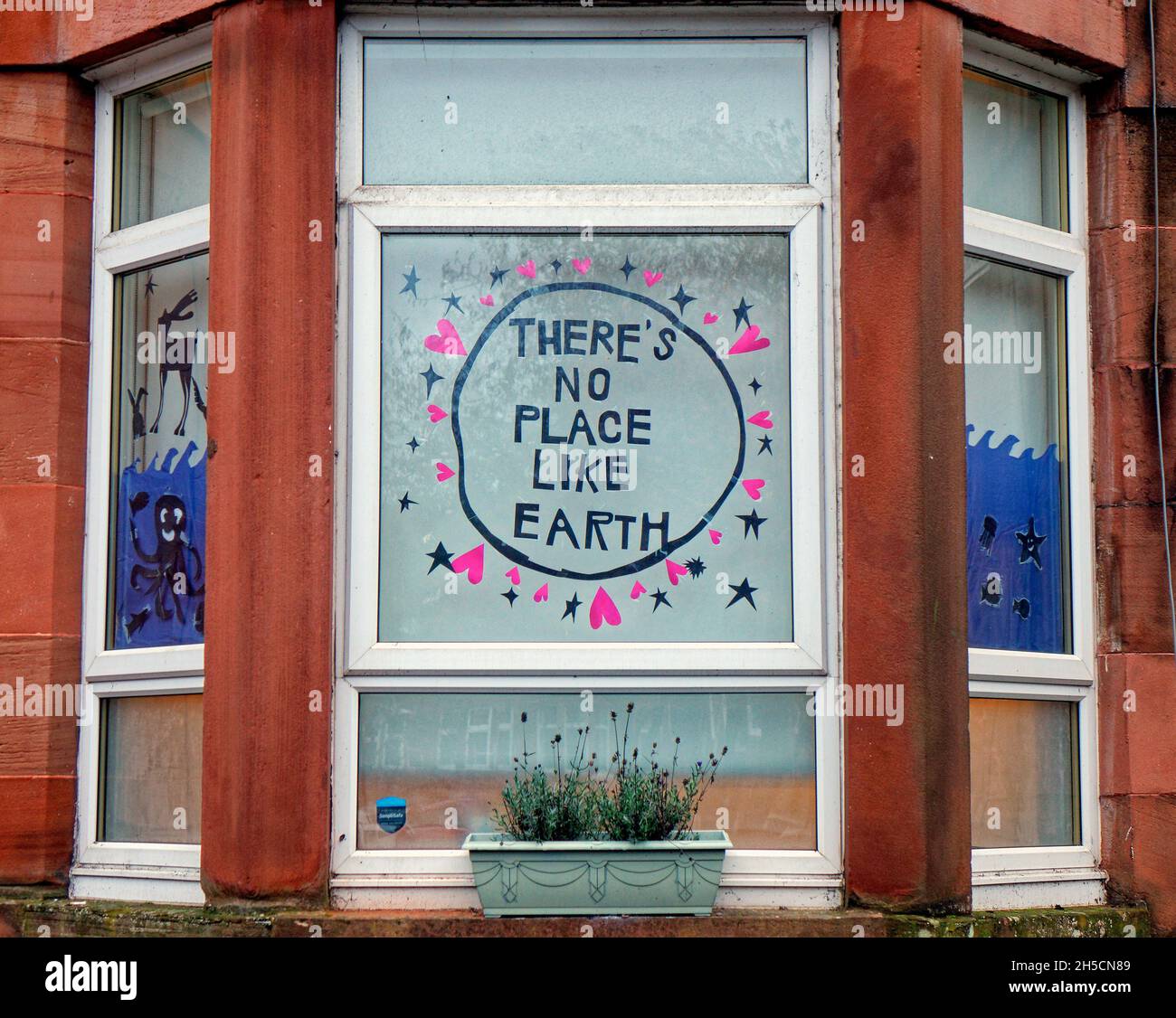 Glasgow, Écosse, Royaume-Uni 8 novembre 2021.Les concepts du thème du changement climatique ont été le thème moteur dans le champ de bataille de la ville qui se tient actuellement pendant la conférence cop26 coïncidente en même temps.La Wanderland d'hiver est une célébration croissante qui se déroule par intermittence au cours de l'année dans des quartiers définis au Royaume-Uni avec un thème décidé localement qui se traduit par des fenêtres avant artistiquement décorées « Covid-safe moyen de relier les gens, transformant les rues en galeries extérieures magiques ».Crédit Gerard Ferry/Alay Live News Banque D'Images