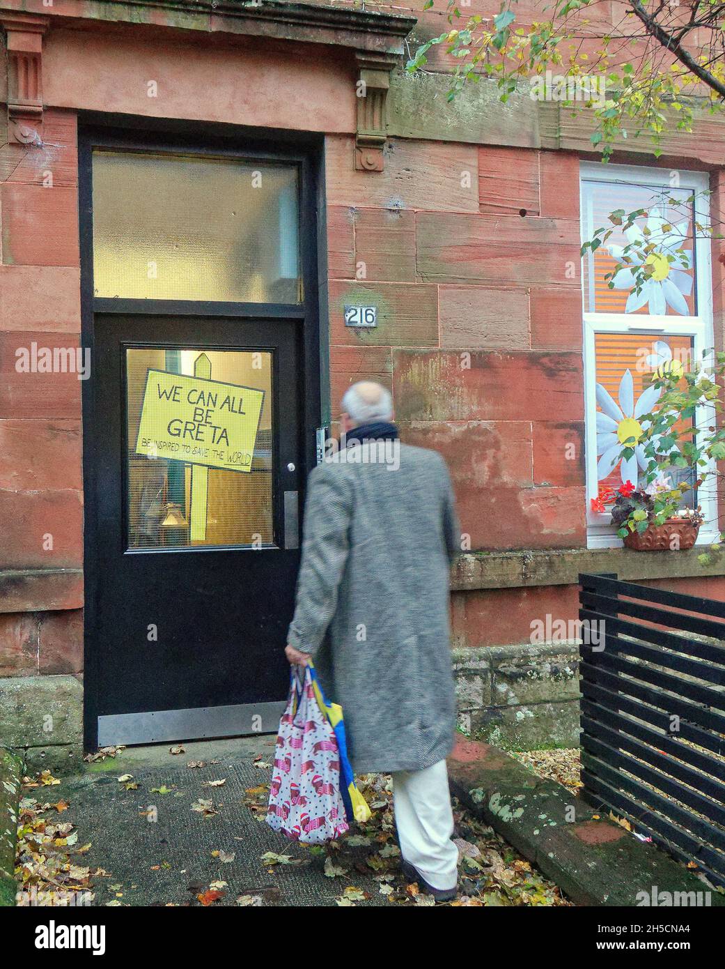 Glasgow, Écosse, Royaume-Uni 8 novembre 2021.GRETA thurberg a figuré en évidence dans l'exposition montrant sa popularité.Les concepts du thème du changement climatique ont été le thème moteur dans le champ de bataille de la ville qui se tient actuellement pendant la conférence cop26 coïncidente en même temps.La Wanderland d'hiver est une célébration croissante qui se déroule par intermittence au cours de l'année dans des quartiers définis au Royaume-Uni avec un thème décidé localement qui se traduit par des fenêtres avant artistiquement décorées « Covid-safe moyen de relier les gens, transformant les rues en galeries extérieures magiques ».Crédit Gerard Banque D'Images