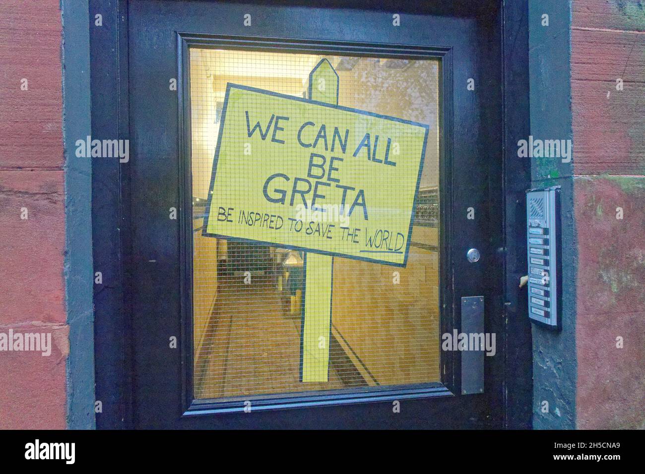 Glasgow, Écosse, Royaume-Uni 8 novembre 2021.GRETA thurberg a figuré en évidence dans l'exposition montrant sa popularité.Les concepts du thème du changement climatique ont été le thème moteur dans le champ de bataille de la ville qui se tient actuellement pendant la conférence cop26 coïncidente en même temps.La Wanderland d'hiver est une célébration croissante qui se déroule par intermittence au cours de l'année dans des quartiers définis au Royaume-Uni avec un thème décidé localement qui se traduit par des fenêtres avant artistiquement décorées « Covid-safe moyen de relier les gens, transformant les rues en galeries extérieures magiques ».Crédit Gerard Banque D'Images