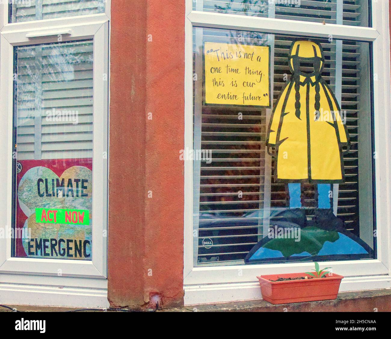 Glasgow, Écosse, Royaume-Uni 8 novembre 2021.GRETA thurberg a figuré en évidence dans l'exposition montrant sa popularité.Les concepts du thème du changement climatique ont été le thème moteur dans le champ de bataille de la ville qui se tient actuellement pendant la conférence cop26 coïncidente en même temps.La Wanderland d'hiver est une célébration croissante qui se déroule par intermittence au cours de l'année dans des quartiers définis au Royaume-Uni avec un thème décidé localement qui se traduit par des fenêtres avant artistiquement décorées « Covid-safe moyen de relier les gens, transformant les rues en galeries extérieures magiques ».Crédit Gerard Banque D'Images