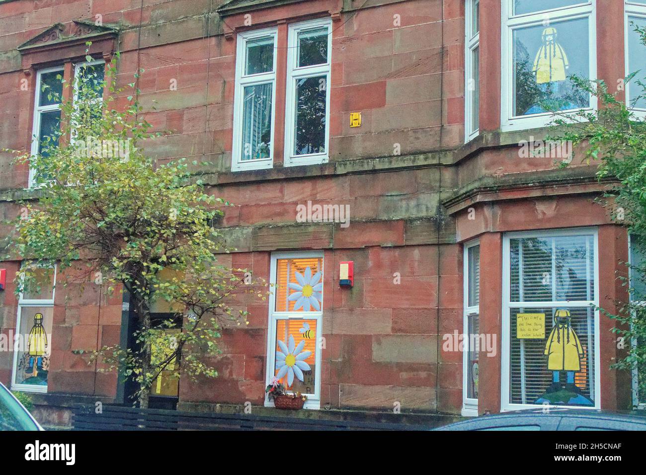 Glasgow, Écosse, Royaume-Uni 8 novembre 2021.GRETA thurberg a mis en évidence et tout un gouvernement a adopté son thème. Dans l'affichage montrant sa popularité.Les concepts du thème du changement climatique ont été le thème moteur dans le champ de bataille de la ville qui se tient actuellement pendant la conférence cop26 coïncidente en même temps.La Wanderland d'hiver est une célébration croissante qui se déroule par intermittence au cours de l'année dans des quartiers définis au Royaume-Uni avec un thème décidé localement qui se traduit par des fenêtres avant artistiquement décorées « Covid-safe moyen de relier les gens, transformant les rues en m Banque D'Images