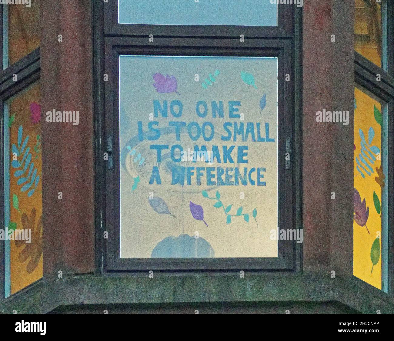 Glasgow, Écosse, Royaume-Uni 8 novembre 2021.Les concepts du thème du changement climatique ont été le thème moteur dans le champ de bataille de la ville qui se tient actuellement pendant la conférence cop26 coïncidente en même temps.La Wanderland d'hiver est une célébration croissante qui se déroule par intermittence au cours de l'année dans des quartiers définis au Royaume-Uni avec un thème décidé localement qui se traduit par des fenêtres avant artistiquement décorées « Covid-safe moyen de relier les gens, transformant les rues en galeries extérieures magiques ».Crédit Gerard Ferry/Alay Live News Banque D'Images