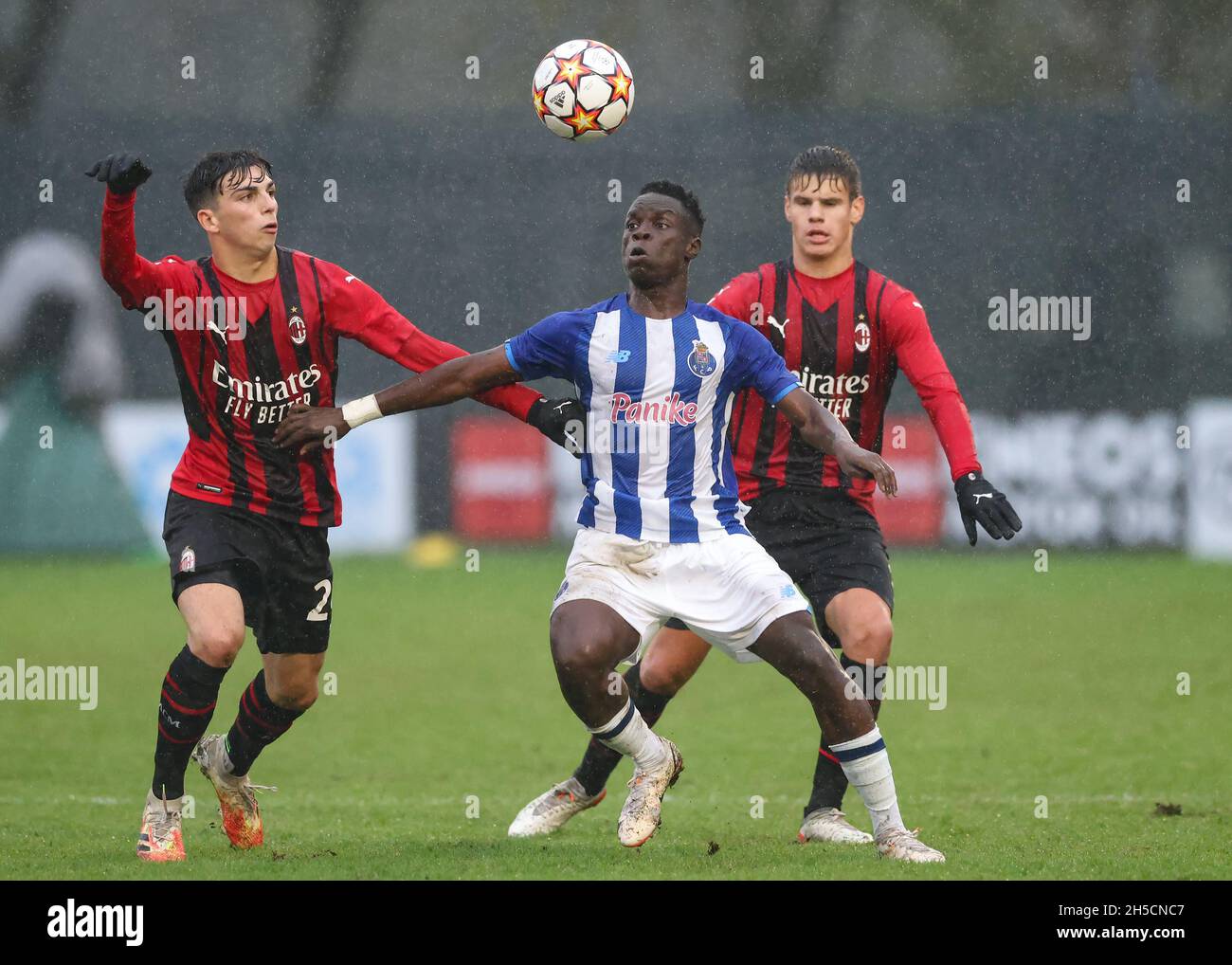 Milan, Italie, 3 novembre 2021.Milos Kerkez de l'AC Milan regarde comme Rui Barbosa Monteiro du FC Porto se concentre sur le ballon tandis que Antonio Gala de l'AC Milan se termine lors du match de la Ligue de la Jeunesse de l'UEFA au Centro Sportivo Vismara, Milan.Le crédit photo devrait se lire: Jonathan Moscrop / Sportimage Banque D'Images