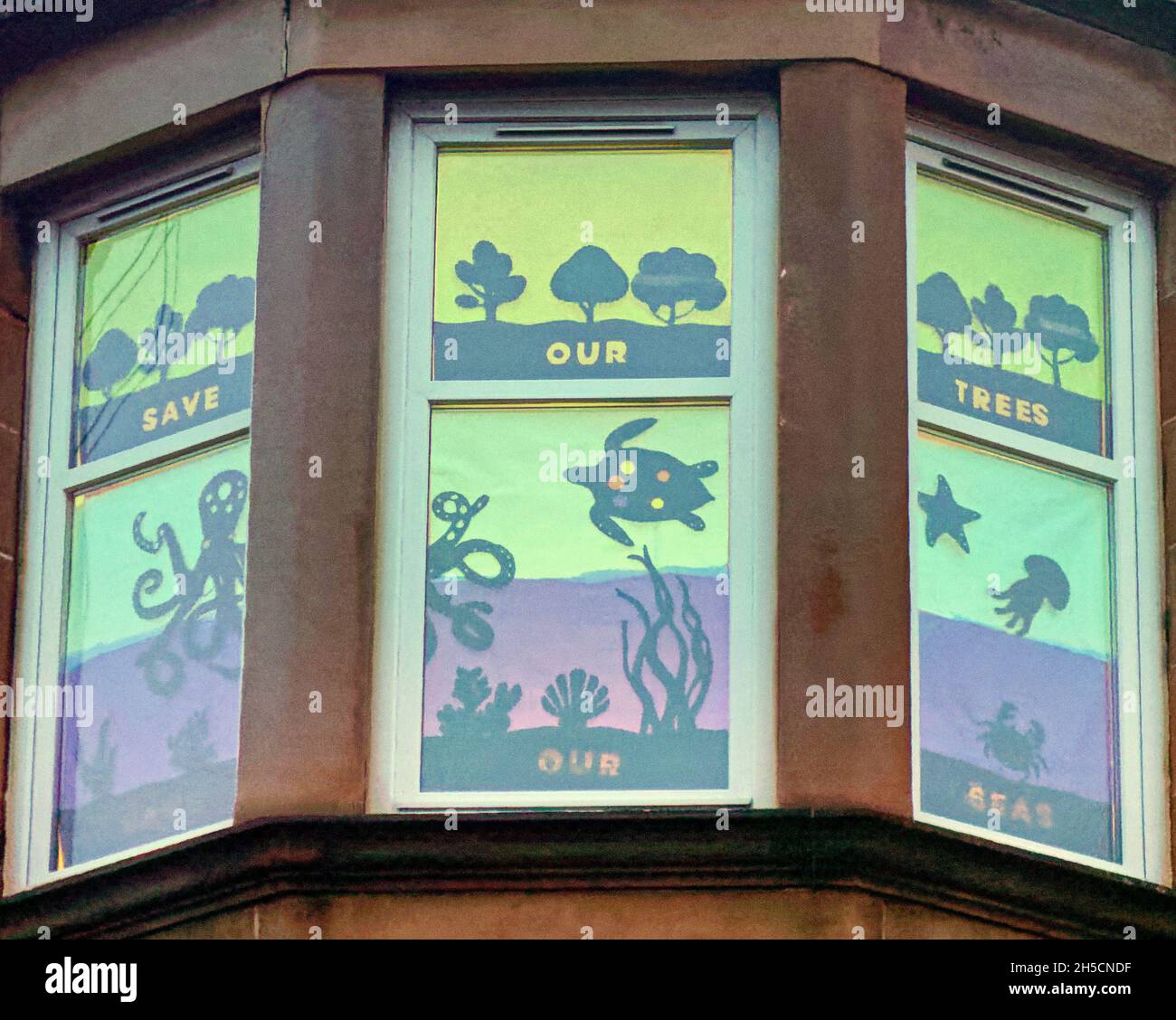 Glasgow, Écosse, Royaume-Uni 8 novembre 2021.Les concepts du thème du changement climatique ont été le thème moteur dans le champ de bataille de la ville qui se tient actuellement pendant la conférence cop26 coïncidente en même temps.La Wanderland d'hiver est une célébration croissante qui se déroule par intermittence au cours de l'année dans des quartiers définis au Royaume-Uni avec un thème décidé localement qui se traduit par des fenêtres avant artistiquement décorées « Covid-safe moyen de relier les gens, transformant les rues en galeries extérieures magiques ».Crédit Gerard Ferry/Alay Live News Banque D'Images