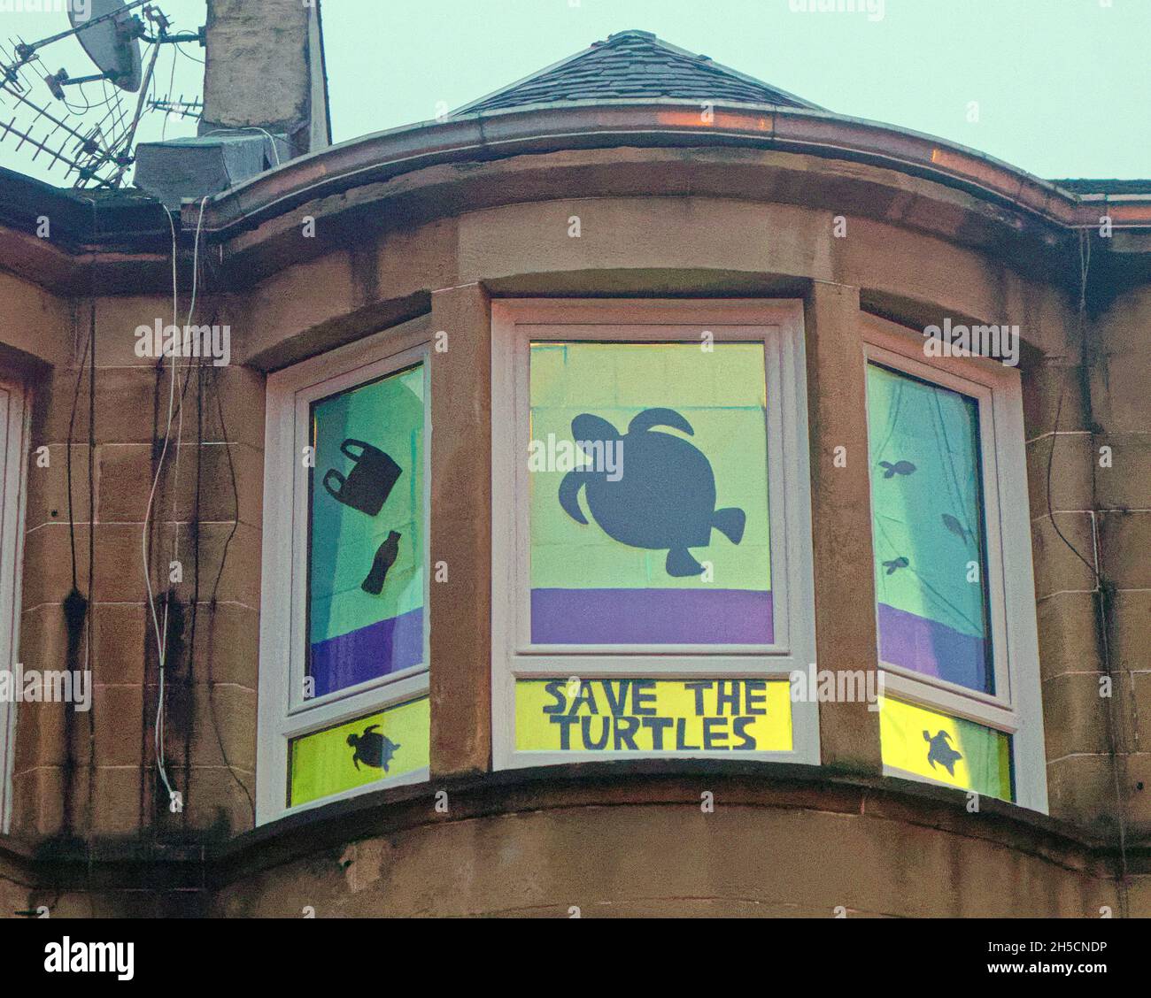 Glasgow, Écosse, Royaume-Uni 8 novembre 2021.Les concepts du thème du changement climatique ont été le thème moteur dans le champ de bataille de la ville qui se tient actuellement pendant la conférence cop26 coïncidente en même temps.La Wanderland d'hiver est une célébration croissante qui se déroule par intermittence au cours de l'année dans des quartiers définis au Royaume-Uni avec un thème décidé localement qui se traduit par des fenêtres avant artistiquement décorées « Covid-safe moyen de relier les gens, transformant les rues en galeries extérieures magiques ».Crédit Gerard Ferry/Alay Live News Banque D'Images