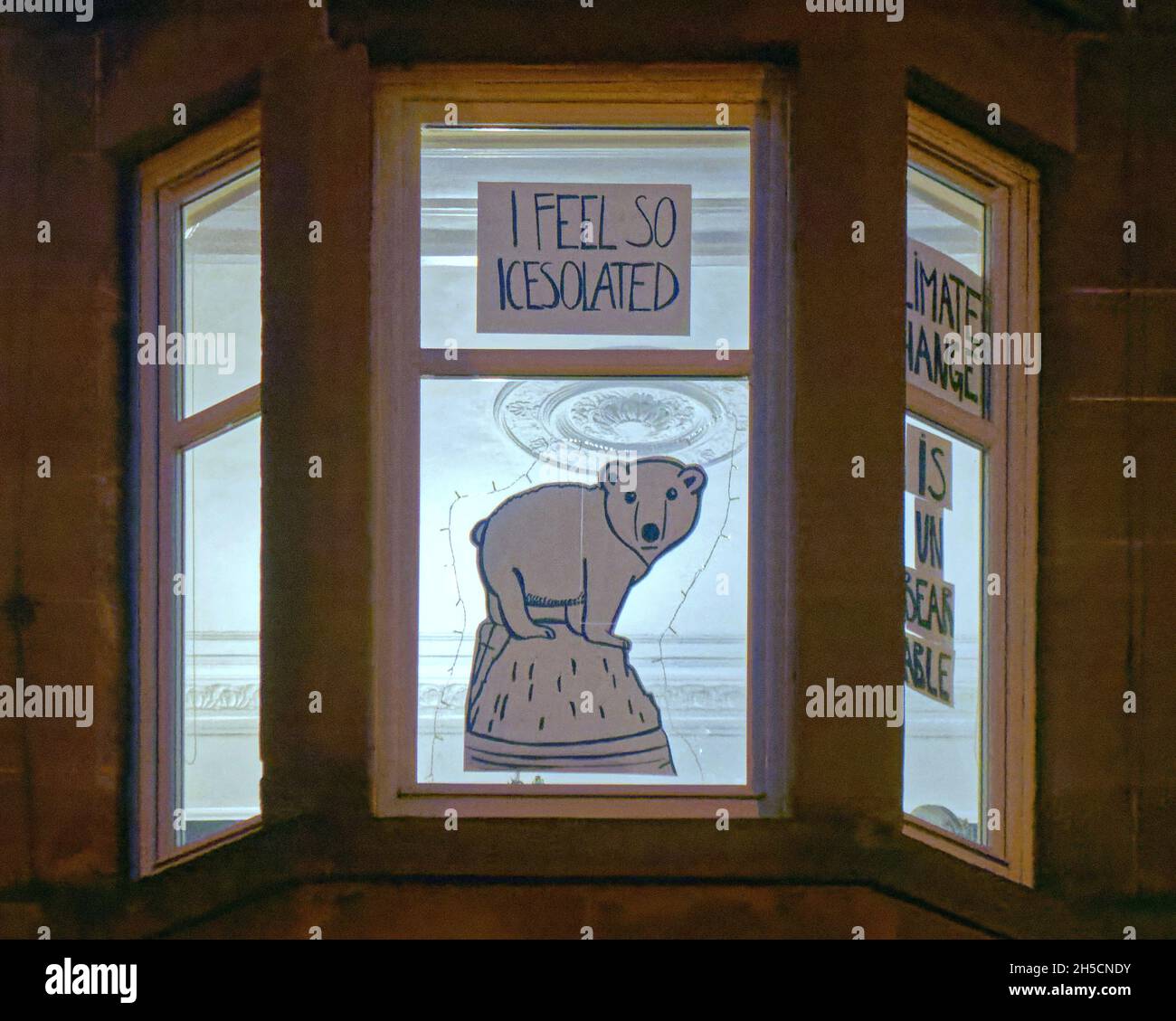 Glasgow, Écosse, Royaume-Uni 8 novembre 2021.Les concepts du thème du changement climatique ont été le thème moteur dans le champ de bataille de la ville qui se tient actuellement pendant la conférence cop26 coïncidente en même temps.La Wanderland d'hiver est une célébration croissante qui se déroule par intermittence au cours de l'année dans des quartiers définis au Royaume-Uni avec un thème décidé localement qui se traduit par des fenêtres avant artistiquement décorées « Covid-safe moyen de relier les gens, transformant les rues en galeries extérieures magiques ».Crédit Gerard Ferry/Alay Live News Banque D'Images