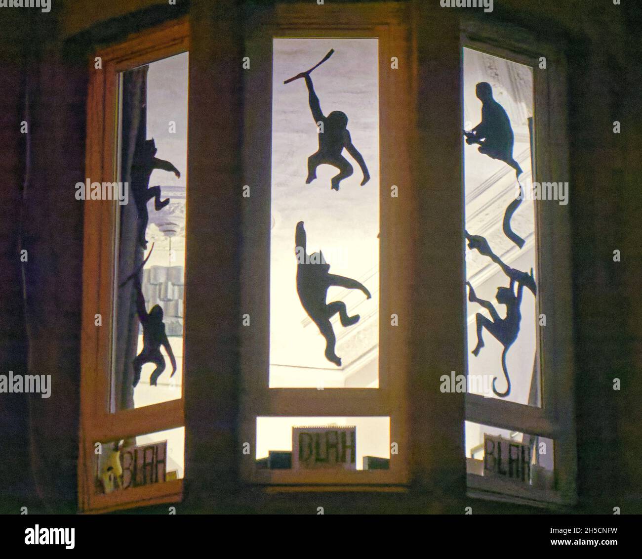 Glasgow, Écosse, Royaume-Uni 8 novembre 2021.Les concepts du thème du changement climatique ont été le thème moteur dans le champ de bataille de la ville qui se tient actuellement pendant la conférence cop26 coïncidente en même temps.La Wanderland d'hiver est une célébration croissante qui se déroule par intermittence au cours de l'année dans des quartiers définis au Royaume-Uni avec un thème décidé localement qui se traduit par des fenêtres avant artistiquement décorées « Covid-safe moyen de relier les gens, transformant les rues en galeries extérieures magiques ».Crédit Gerard Ferry/Alay Live News Banque D'Images