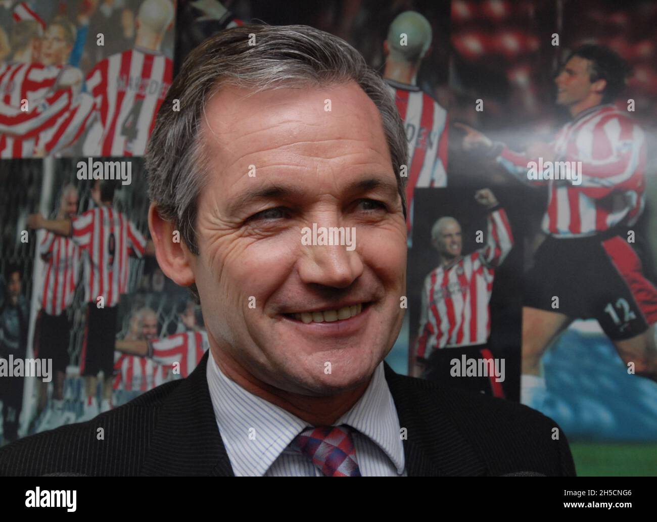 GEORGE BURLEY, DIRECTEUR DE SOUTHAMPTON, EST PRÊT À PRENDRE NEWCASTLE AU 5E TOUR DE LA COUPE FA 16-02-05 PIC MIKE WALKER, 2005 Banque D'Images