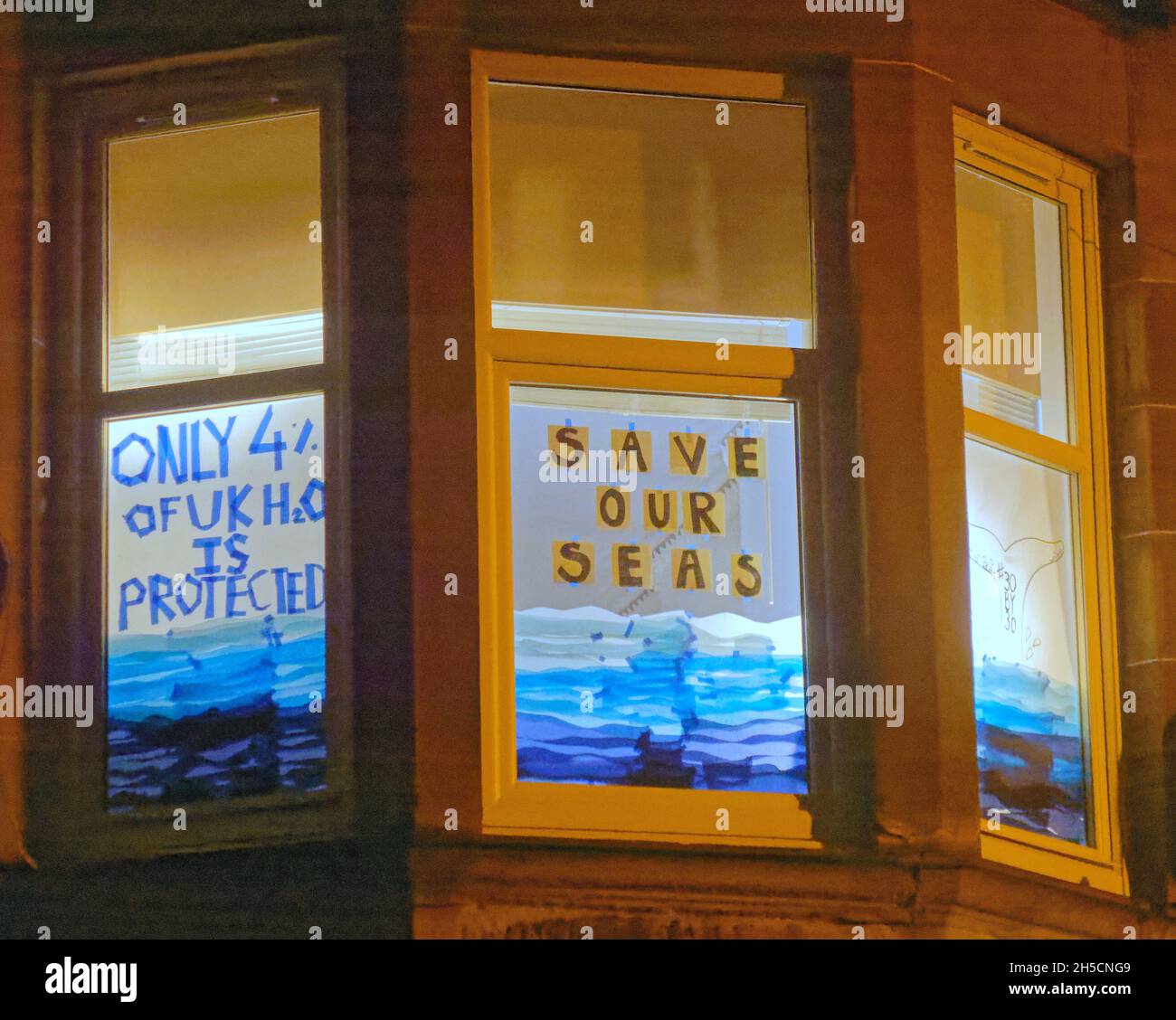 Glasgow, Écosse, Royaume-Uni 8 novembre 2021.Les concepts du thème du changement climatique ont été le thème moteur dans le champ de bataille de la ville qui se tient actuellement pendant la conférence cop26 coïncidente en même temps.La Wanderland d'hiver est une célébration croissante qui se déroule par intermittence au cours de l'année dans des quartiers définis au Royaume-Uni avec un thème décidé localement qui se traduit par des fenêtres avant artistiquement décorées « Covid-safe moyen de relier les gens, transformant les rues en galeries extérieures magiques ».Crédit Gerard Ferry/Alay Live News Banque D'Images