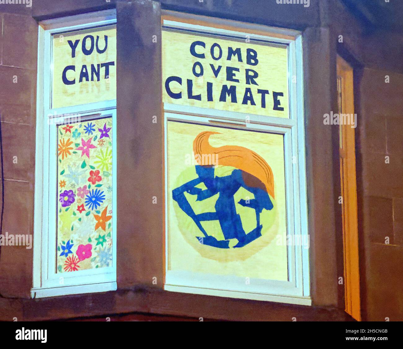 Glasgow, Écosse, Royaume-Uni 8 novembre 2021. donald trump COMB Over, les concepts du thème du changement climatique ont été le thème moteur dans la zone de champ de bataille de la ville qui se tient actuellement pendant la conférence cop26 en même temps.La Wanderland d'hiver est une célébration croissante qui se déroule par intermittence au cours de l'année dans des quartiers définis au Royaume-Uni avec un thème décidé localement qui se traduit par des fenêtres avant artistiquement décorées « Covid-safe moyen de relier les gens, transformant les rues en galeries extérieures magiques ».Crédit Gerard Ferry/Alay Live News Banque D'Images