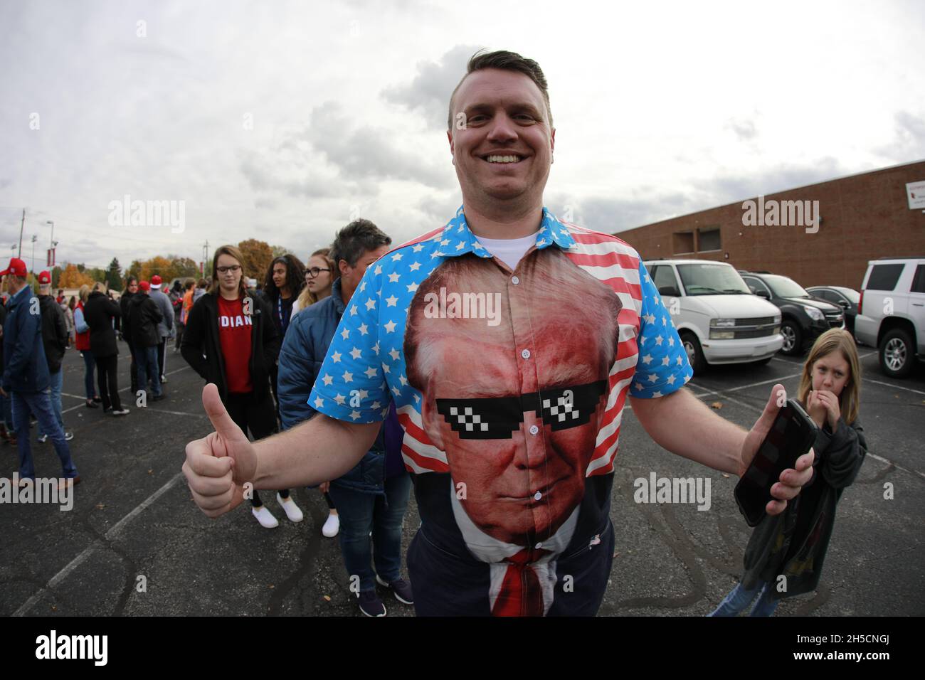 11022018 - Southport, Indiana, États-Unis : les partisans de Trump attendent dans la ligne avant que le président des États-Unis Donald J. Trump campagne pour les candidats au Congrès de l'Indiana, y compris Mike Braun, lors d'un Make America Great Again!Rassemblement plusieurs jours avant l'élection de mi-mandat à la Southport High School de Southport, Indiana. Banque D'Images