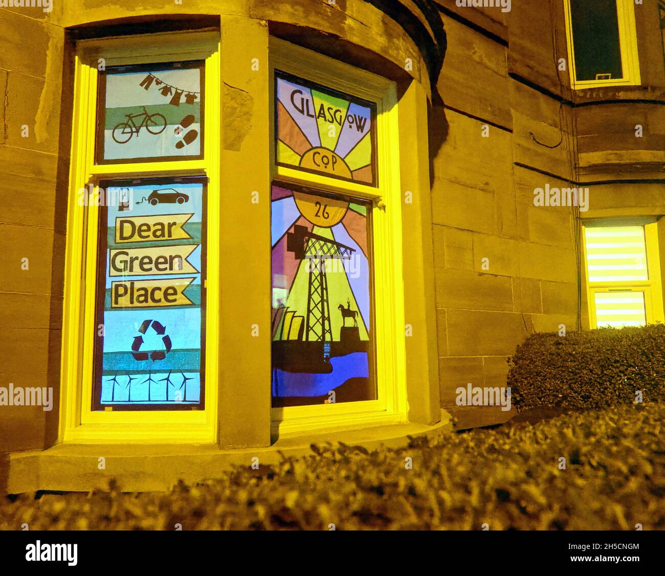 Glasgow, Écosse, Royaume-Uni 8 novembre 2021.La ville et ses monuments ont fait une apparition.les concepts du thème du changement climatique ont été le thème moteur dans la zone de champ de bataille de la ville qui se tient actuellement pendant la conférence de cop26 coïncidente en même temps.La Wanderland d'hiver est une célébration croissante qui se déroule par intermittence au cours de l'année dans des quartiers définis au Royaume-Uni avec un thème décidé localement qui se traduit par des fenêtres avant artistiquement décorées ".Crédit Gerard Ferry/Alay Live News Banque D'Images