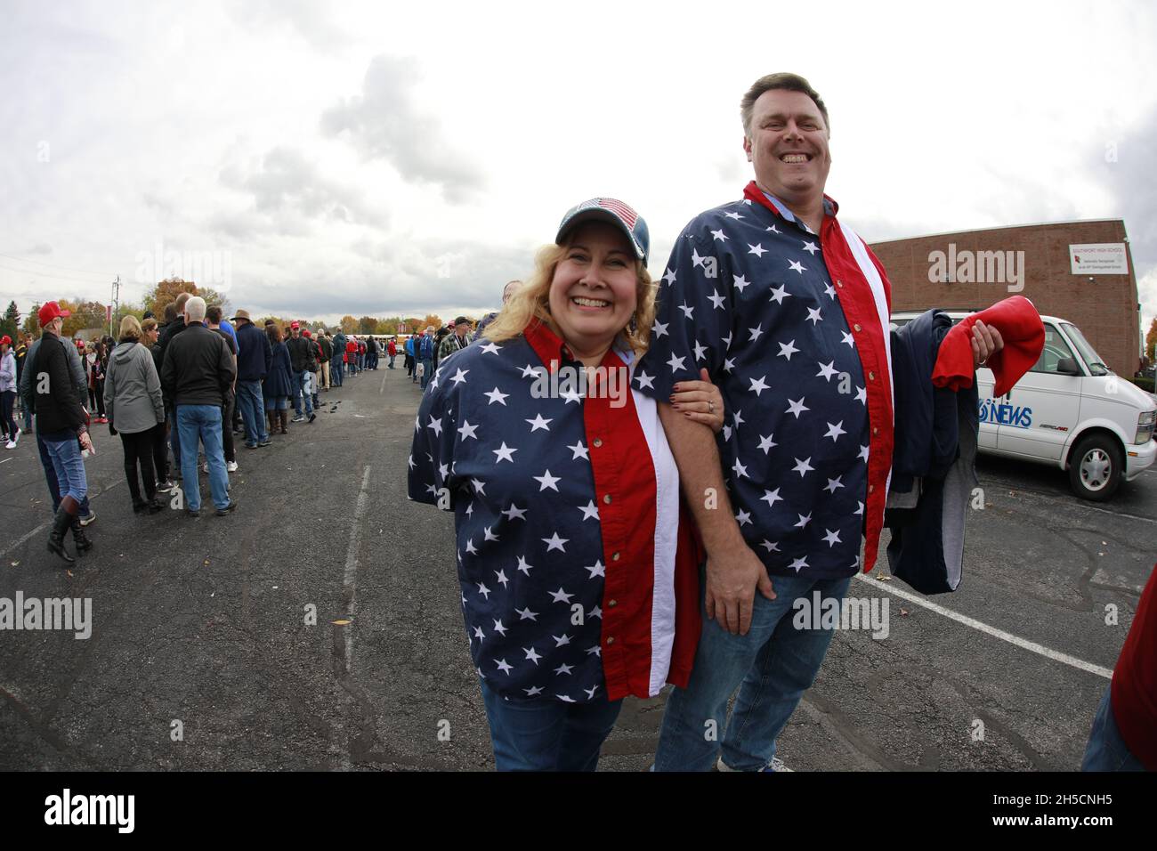 11022018 - Southport, Indiana, États-Unis : les partisans de Trump attendent dans la ligne avant que le président des États-Unis Donald J. Trump campagne pour les candidats au Congrès de l'Indiana, y compris Mike Braun, lors d'un Make America Great Again!Rassemblement plusieurs jours avant l'élection de mi-mandat à la Southport High School de Southport, Indiana. Banque D'Images