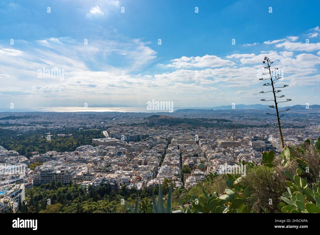 Athènes vue sur la ville panorama vers la capitale de la Grèce pendant une journée d'été ciel bleu.Vue depuis la colline du Lycabette. Banque D'Images