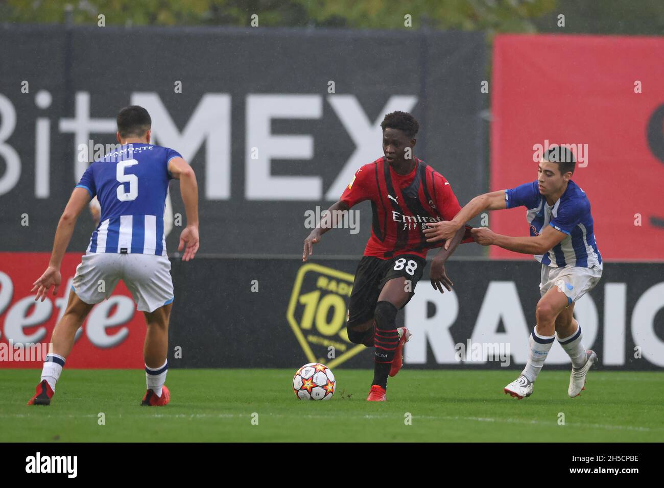 Milan, Italie, 3 novembre 2021.Chaka Traore, de l'AC Milan, prend Vasco Sousa du FC Porto alors que Rodrigo Pinheiro du FC Porto se termine lors du match de la Ligue de la Jeunesse de l'UEFA au Centro Sportivo Vismara, à Milan.Le crédit photo devrait se lire: Jonathan Moscrop / Sportimage Banque D'Images