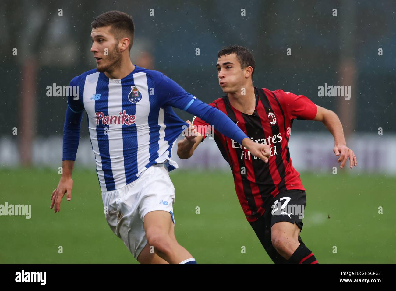 Milan, Italie, 3 novembre 2021.Leonardo Rossi de l'AC Milan a des défenses avec David Vinhas du FC Porto lors du match de l'UEFA Youth League au Centro Sportivo Vismara, à Milan.Le crédit photo devrait se lire: Jonathan Moscrop / Sportimage Banque D'Images