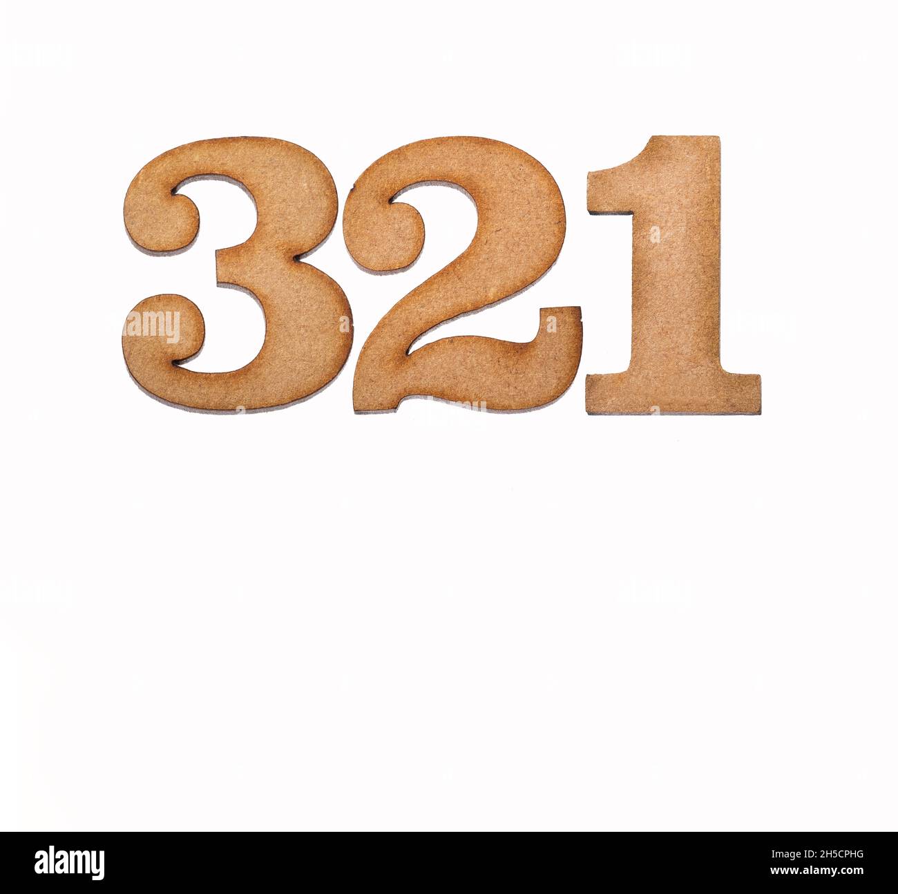 Numéro 321 - morceau de bois isolé sur fond blanc Banque D'Images