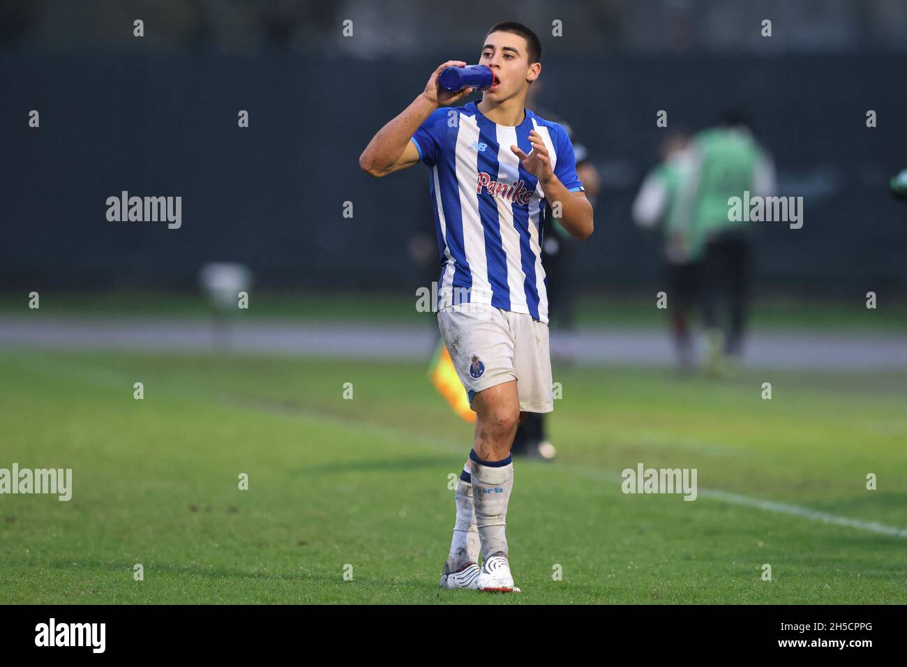 Milan, Italie, 3 novembre 2021.Vasco Sousa, du FC Porto, boit dans une bouteille en plastique lors du match de la Ligue des jeunes de l'UEFA au Centro Sportivo Vismara, à Milan.Le crédit photo devrait se lire: Jonathan Moscrop / Sportimage Banque D'Images