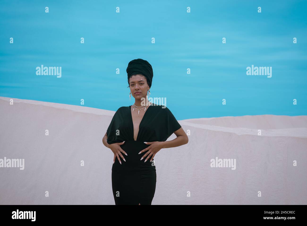Une jeune femme s'est rapprochée d'une ligne d'horizon colorée Banque D'Images