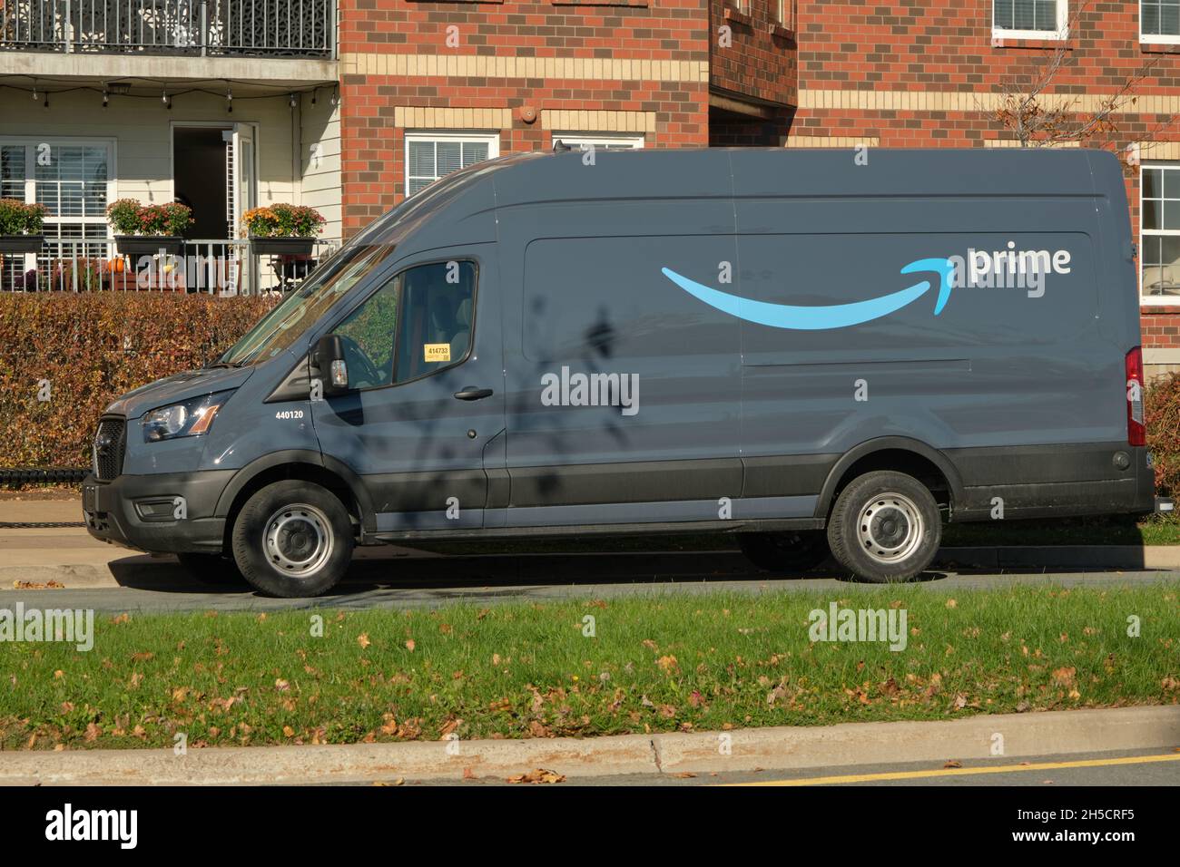 Une camionnette Amazon Prime est garé dans la rue pendant la livraison à domicile. Banque D'Images