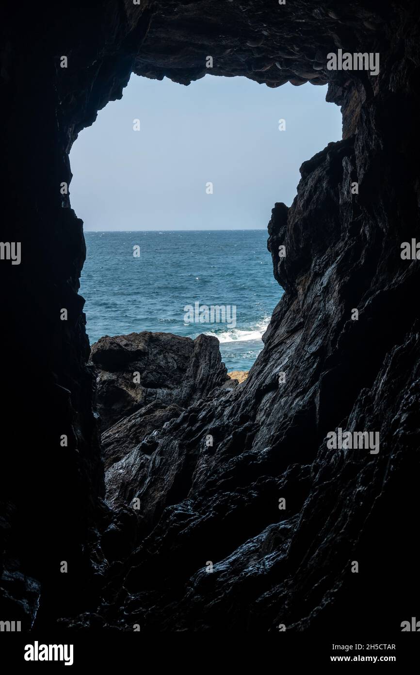Vue verticale d'une fenêtre ouverte sur la mer depuis les Cuevas de Ajuy, Pajara, Espagne Banque D'Images