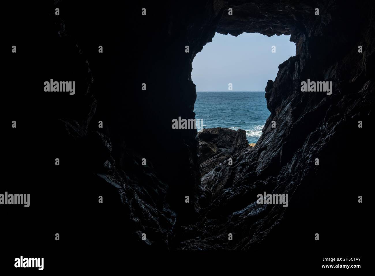Fenêtre ouverte sur la mer depuis les Cuevas de Ajuy, Pajara, Espagne Banque D'Images