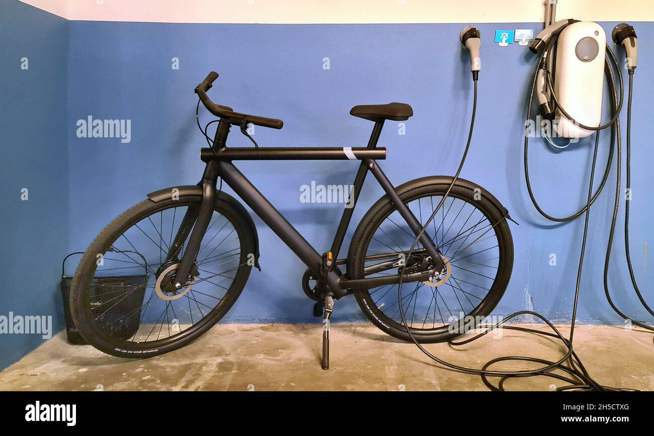 e-bike et point de charge dans un garage Banque D'Images