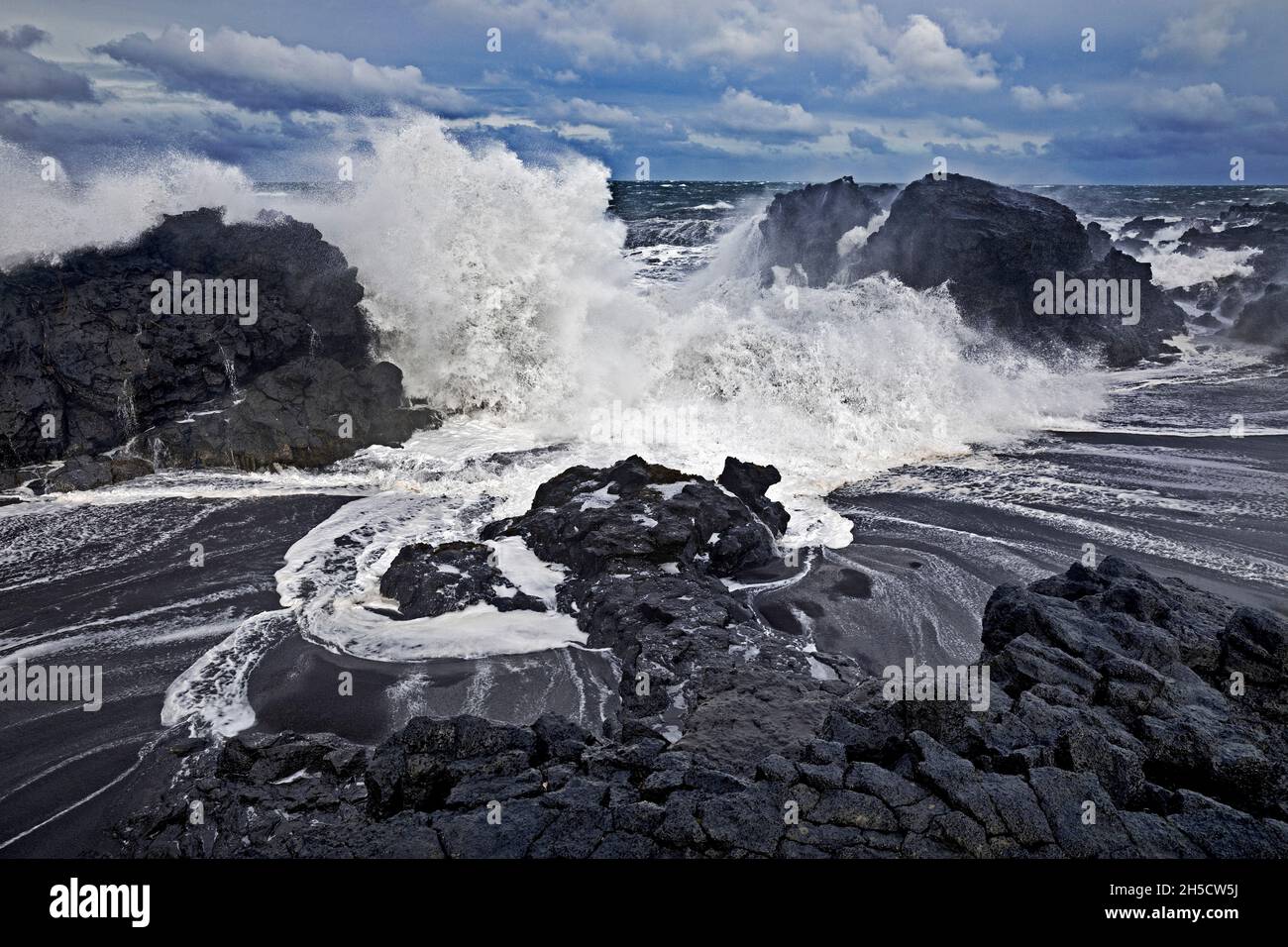 Surf en mer sur la côte volcanique , Islande, Snaefellsnes, Skardsvik Banque D'Images