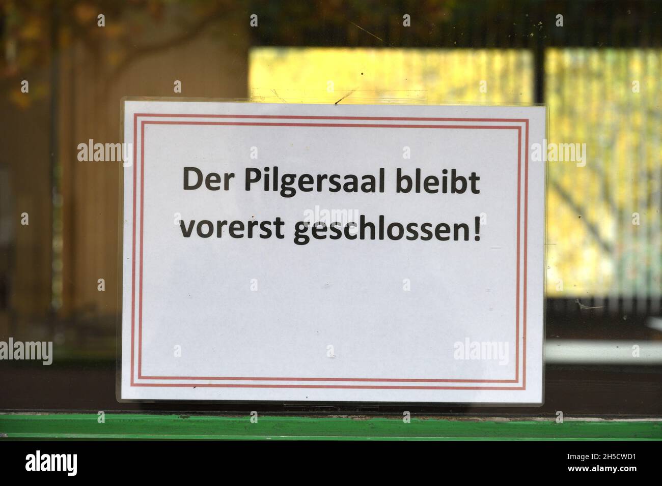 En raison de la pandémie de corona, un signe indique « Der Pilgersaal bleibt vorerst geschlossen! » Banque D'Images