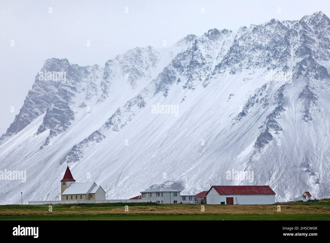 Petite église avec une ferme en face de Snaefellsjoekull recouvert de neige, Islande, Snaefellsnes Banque D'Images