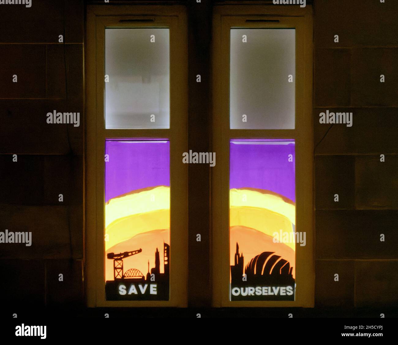 Glasgow, Écosse, Royaume-Uni 8 novembre 2021.La ville et ses monuments ont fait une apparition.les concepts du thème du changement climatique ont été le thème moteur dans la zone de champ de bataille de la ville qui se tient actuellement pendant la conférence de cop26 coïncidente en même temps.La Wanderland d'hiver est une célébration croissante qui se déroule par intermittence au cours de l'année dans des quartiers définis au Royaume-Uni avec un thème décidé localement qui se traduit par des fenêtres avant artistiquement décorées ".Crédit Gerard Ferry/Alay Live News Banque D'Images