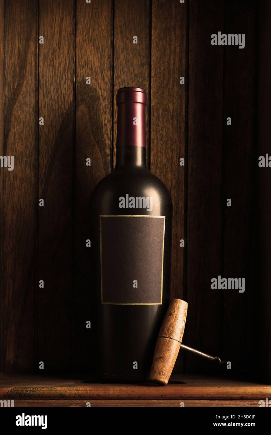 Bouteille de vin Still Life : une bouteille de vin rouge et un tire-bouchon dans une boîte rustique en bois.Format vertical avec espace de copie. Banque D'Images