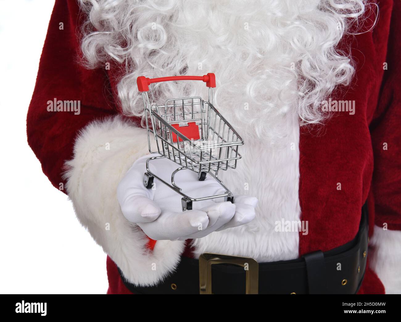 Gros plan du Père Noël tenant un chariot vide dans sa main devant son corps.Concept de shopping en ligne. Banque D'Images
