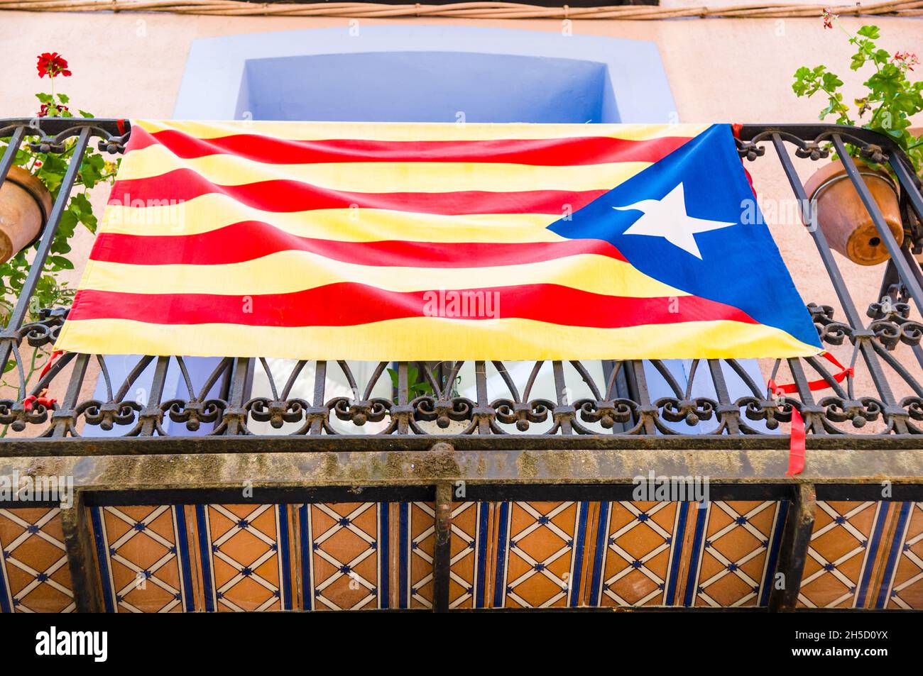 Tir en bas angle sous un balcon à ESTELADA, le drapeau indépendant catalan, Gérone, Espagne Banque D'Images