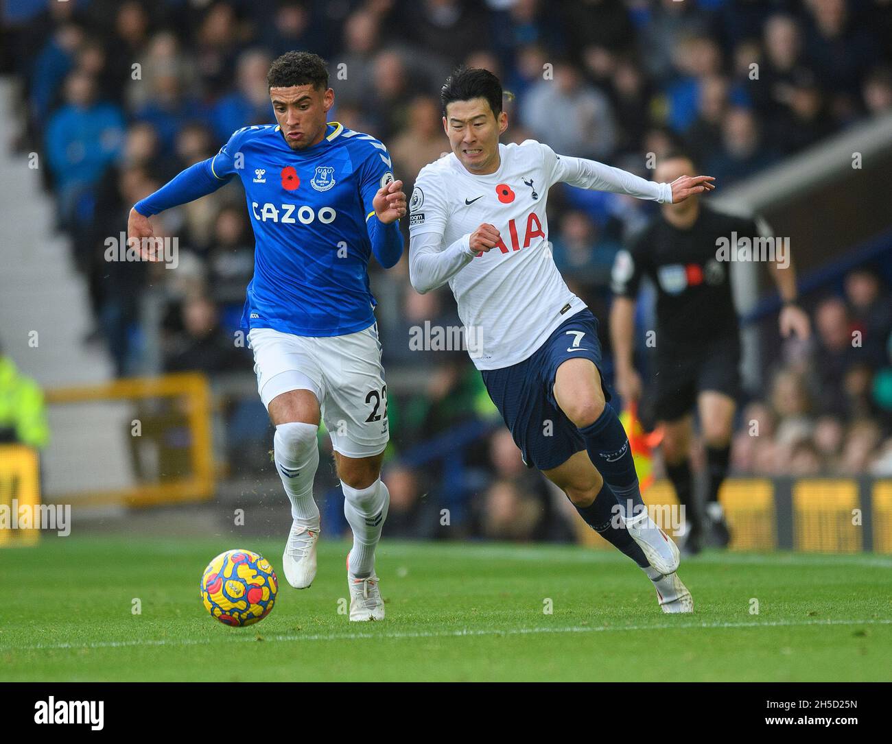 Tottenham's son Heung-min et Ben Godfrey lors du match de la Premier League à Goodison Park.Image Mark pain / Alamy Banque D'Images