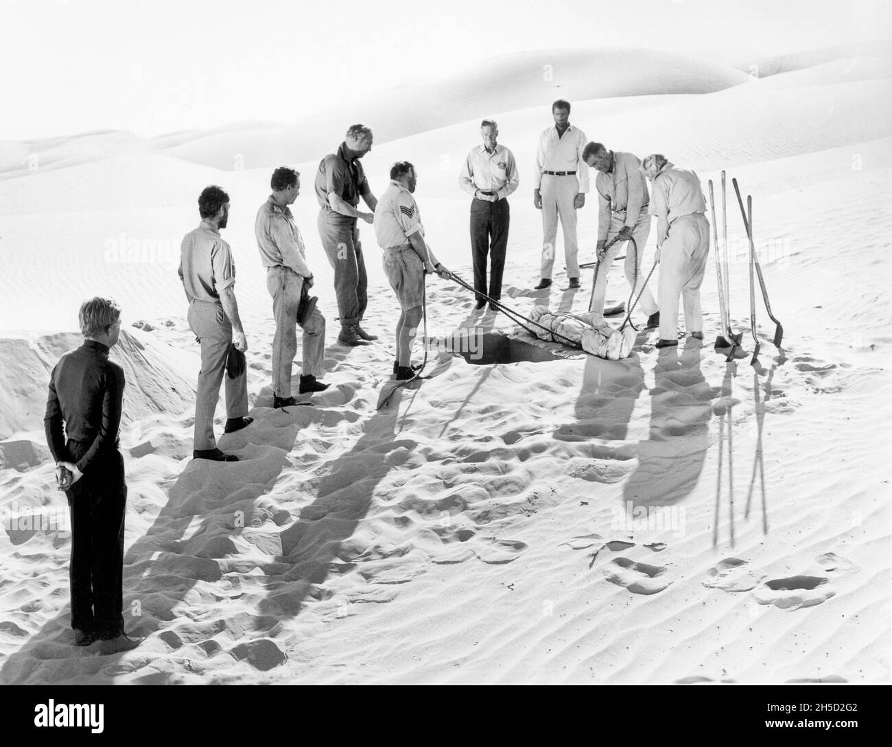 Hardy Kruger, Ronald Fraser, George Kennedy, Peter Finch, Christian Marquand,James Stewart, Richard Attenborough, sur le tournage du film, « The Flight of the Phoenix », 20th Century Fox, 1965 Banque D'Images