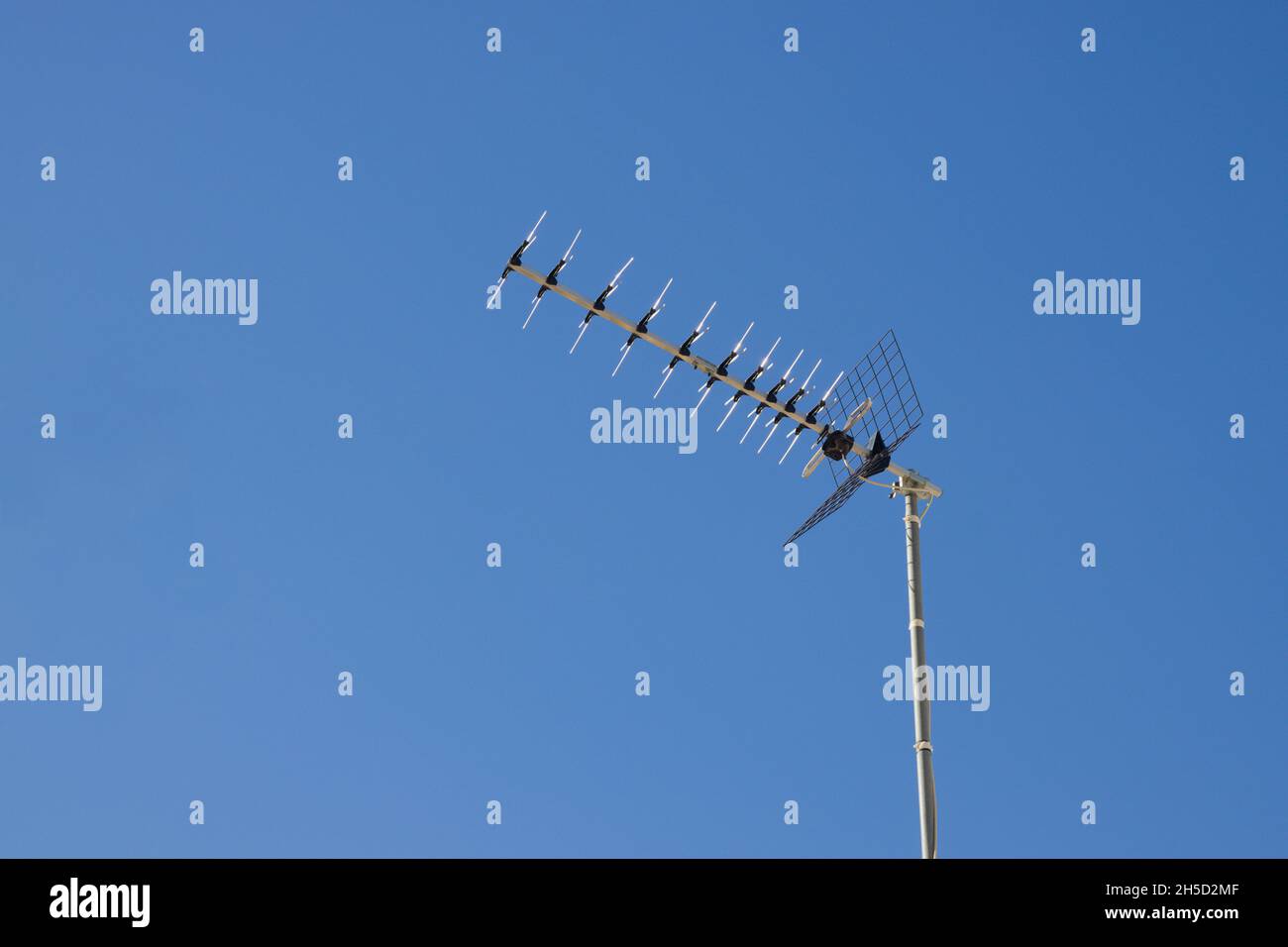 Image avec espace de copie d'une antenne de télévision numérique terrestre avec le ciel bleu en arrière-plan Banque D'Images