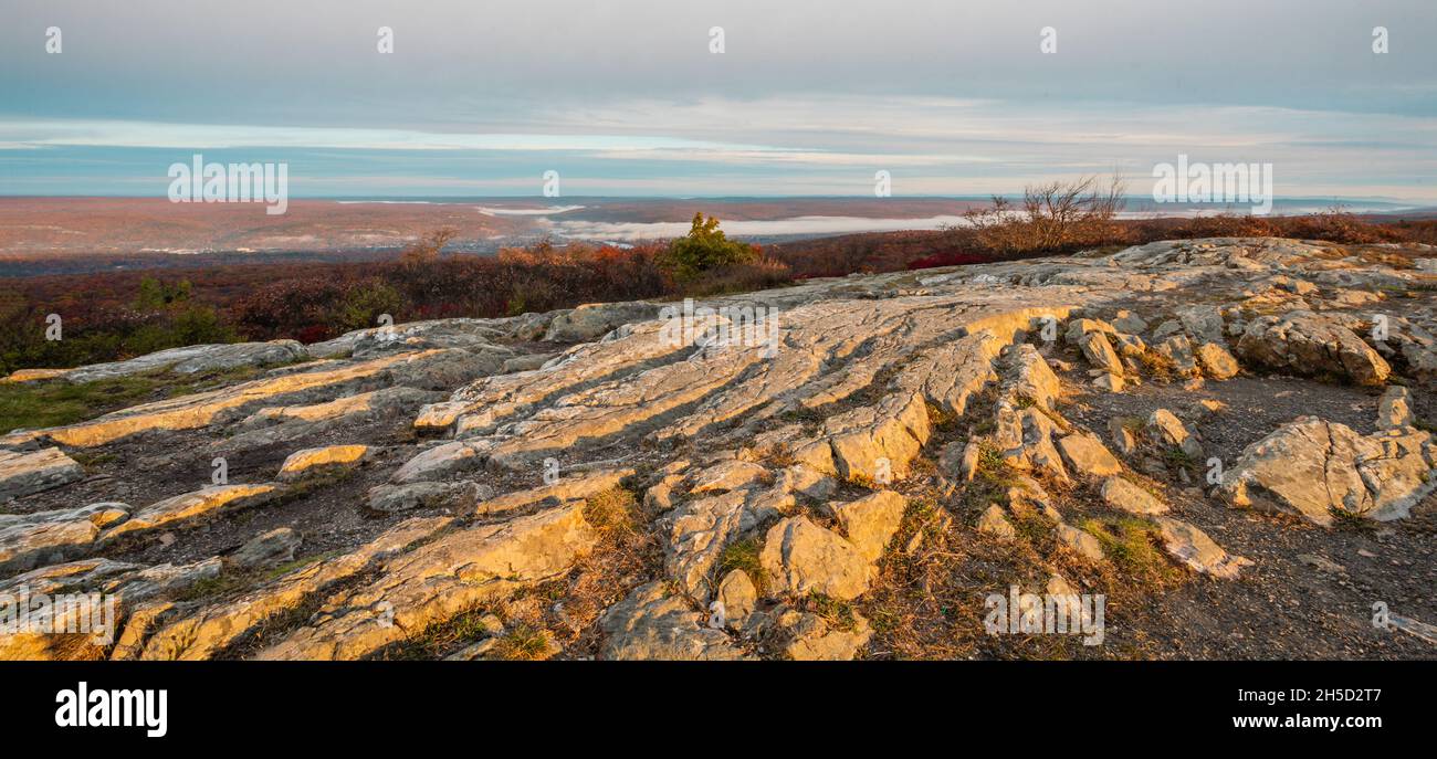 High point State Park, NJ, lever du soleil à la fin de la matinée d'automne avec feuillage d'automne Banque D'Images