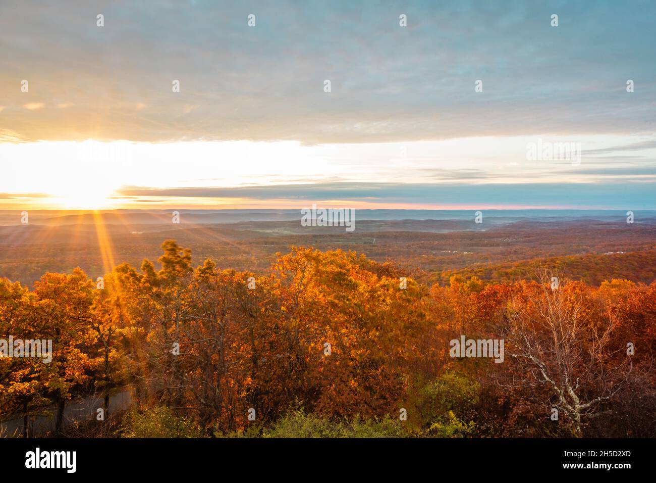 High point State Park, NJ, lever du soleil à la fin de la matinée d'automne avec feuillage d'automne Banque D'Images