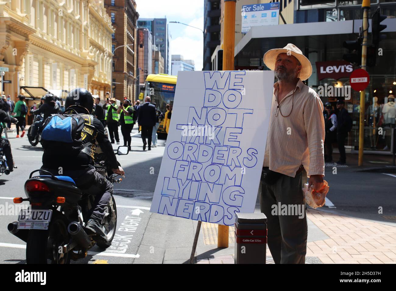 Wellington, Nouvelle-Zélande.9 novembre 2021 : un manifestant avec un panneau anti-science observe la marche au Parlement organisée par la Coalition des libertés et des droits pour appeler à la fin des mandats de vaccination et des restrictions de confinement de Covid-19 à Wellington, en Nouvelle-Zélande.Crédit : Lynn grief/Alamy Live News Banque D'Images